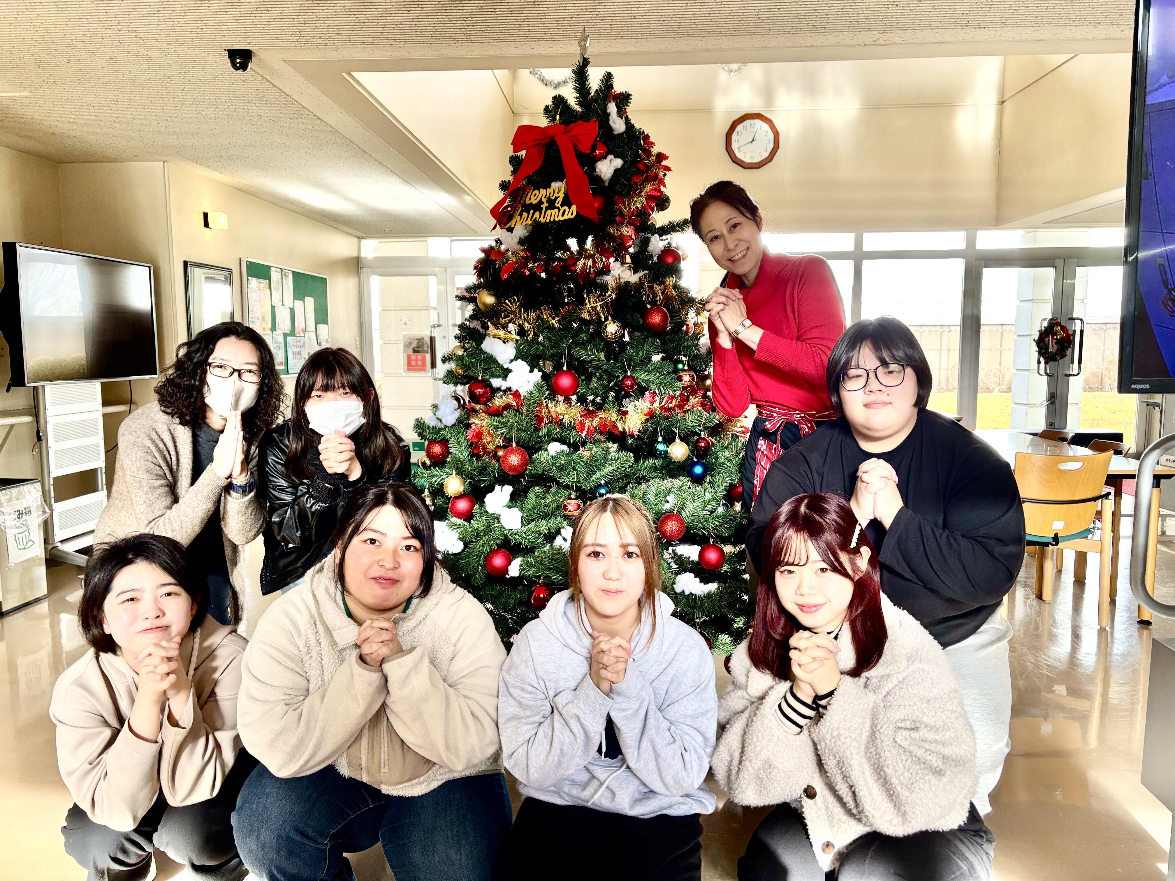 短期大学部でクリスマスツリー飾り付けをしました