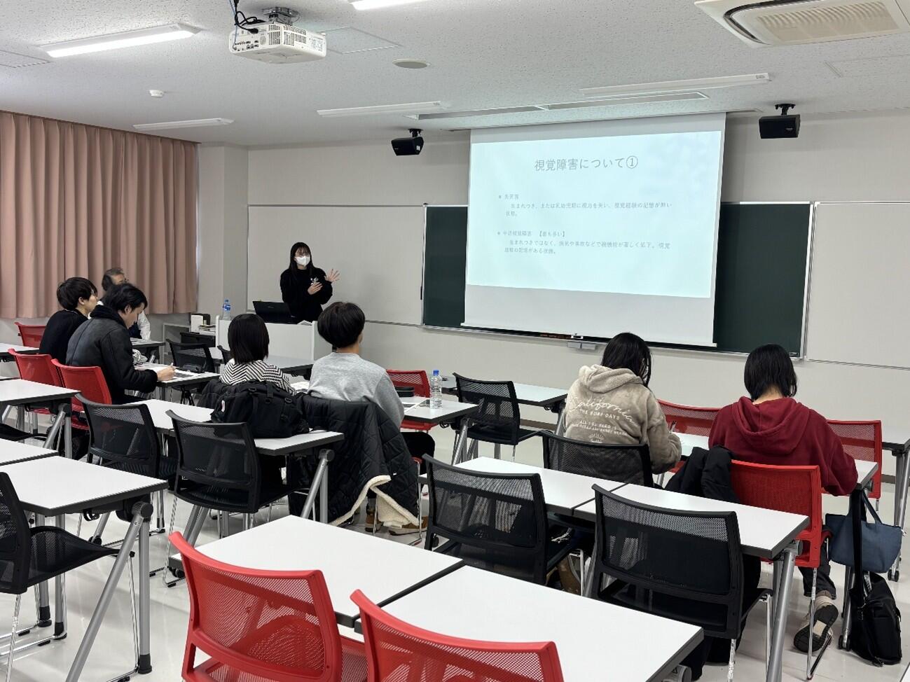 特別支援教育演習Ⅱ（長田ゼミ）　4年生が「視覚障害者への理解と支援方法」の模擬授業を行いました。